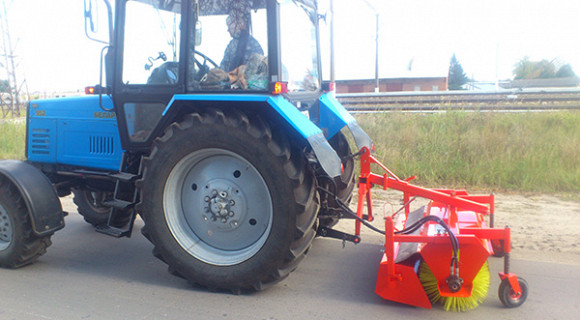 Уборка дороги трактором МТЗ-82 с совковой щеткой