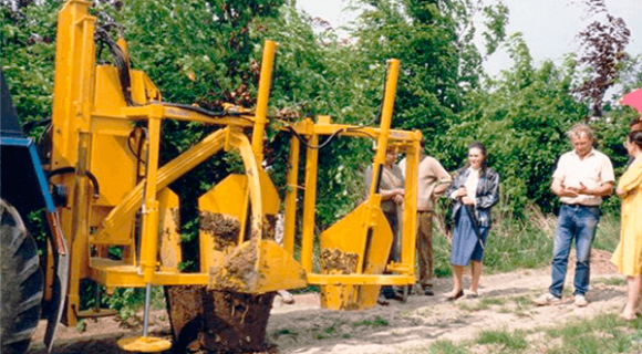 Пересадочная машина В-900 с выкопанным деревом