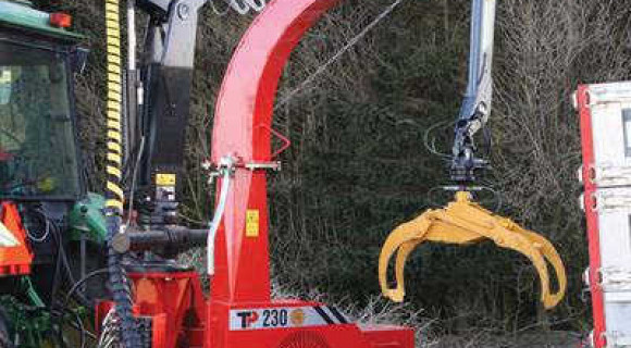 Кран готов к работе с дробилкой для измельчения древесины ТР-230ВОМ-К