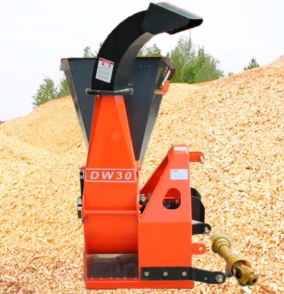 Измельчитель веток перерабатывает сучья и стволы в технологическую щепу - процесс утилизации