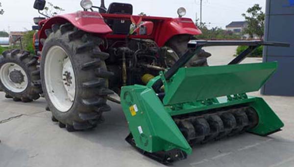 Мульчер на тракторе измельчает деревья и кустарник прямо на корню - процесс работы лесной фрезы